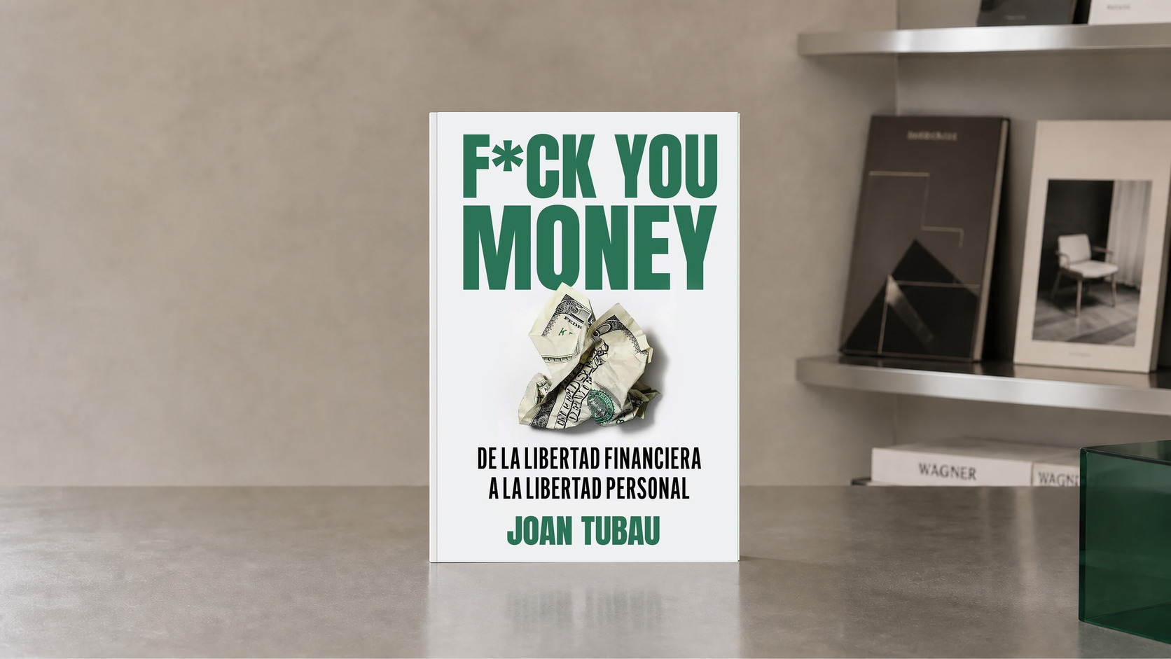 Fuck You Money expuesto de frente en una librería contemporánea