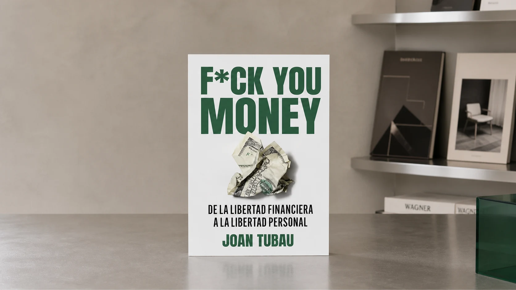 Fuck You Money expuesto de frente en una librería contemporánea